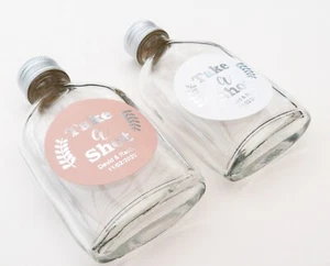 100 x MINIATUR FLASCHE FLASCHE HOCHZEIT ROSA / WEISS ETIKETT SILBERFOLIE KNOTENBINDEN - Bild 1 von 3