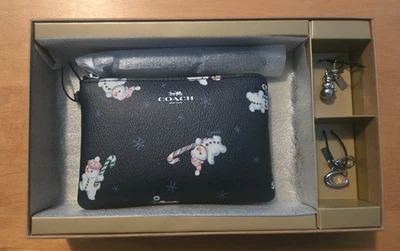 Muñequera Coach en caja con estampado de muñeco de nieve y 2 dijes de bolsa plata medianoche C7401 Foto 1 de 4