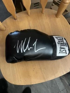 Guante de boxeo negro firmado por Mike Tyson certificado de autenticidad Beckett - Imagen 1 de 1