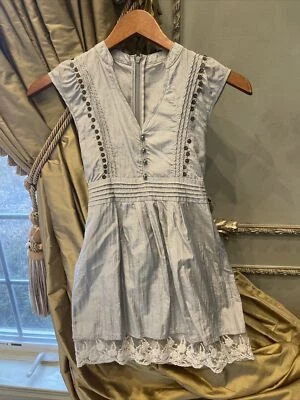 Vestido Miss Me Niñas Plateado/Gris Sin Mangas con Borde de Lazos Talla Mediana Usado en Excelente Condición Foto 1 de 4