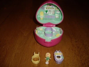 Usado en Excelente Condición Vintage 1991 Polly Pocket Bath Time Divertido Anillo Rosa Corazón Muñeca Compacta - Imagen 1 de 8