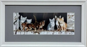 Arte rural gato enmarcado personalizado firmado a mano "Barnyard Kittens" Deb Bovy - Imagen 1 de 3