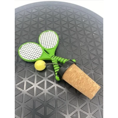 Raquetas de jugador de tenis botella de pelota botella de vino tapón pastel de barro Foto 1 de 3