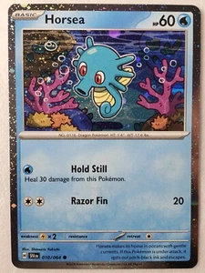 Tarjeta Pokémon COSMOS HOLO Horsea 010/064 casi nueva/M - EXCLUSIVA fábula cubierta - Imagen 1 de 2