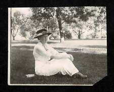 1920s/30s WOMAN LONG DRESS HAT w/FLOWERS PURSE PARK OLD/VINTAGE SNAPSHOT- I973