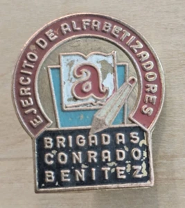 Raro CAMPAÑA DE ALFABETIZACIÓN CONRADO BENÍTEZ CHE GUEVARA FIDEL CASTRO BOTÓN AÑOS 60 - Imagen 1 de 2
