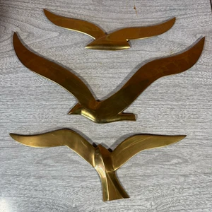 Set vintage di 3 gabbiani in ottone in uccellini da volo da appendere a parete MCM. - Foto 1 di 4