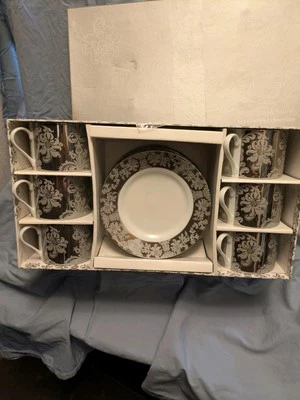 Juego de té con tazas y platillo plateado en la caja Foto 1 de 3