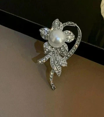 Broche prendedor de boda redondo de perlas creadas en laboratorio de 3 quilates para mujer enchapado en oro blanco de 14 k Foto 1 de 4