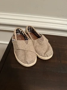 Toms Classics Tan Tiny Toddler Slip On Casual Canvas Flat Shoes Size 6 - Picture 1 of 5