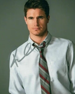 Robbie Amell Autographed 8 x 10 Glossy Photo Reproduction - Picture 1 of 1
