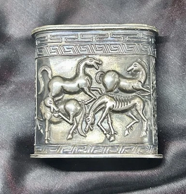 Antigua caja china de plata con caballos con cuchara de plata de ley Foto 1 de 4