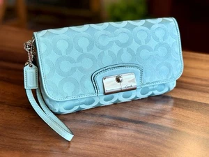 Cartera sin asas Coach Kristin verde azulado firma lona correa muñeca acento plateado - Imagen 1 de 17