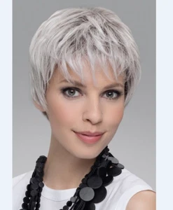Parrucca Pixie Cut Sintetica Corta Grigia Pixie Tagliata Capelli Con Borghette Strati Moda - Foto 1 di 11