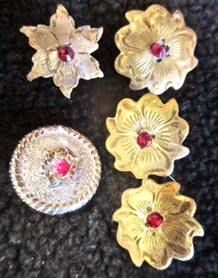 LOTE de 5 Conchos Vintage Circle Y Flor Oro Bronce Piedras Rojas Borde-Brida-riendas Foto 1 de 4