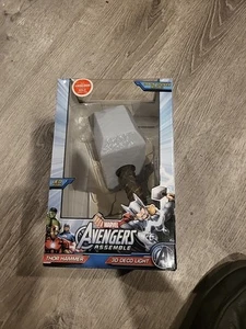 Marvel Thor Hammer 3D Deco LUCE LED Avengers assemblato con adesivo crack. NUOVO! - Foto 1 di 7