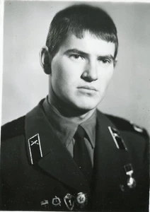 Handsome young man soldier portrait gay int ussr vtg photo - Bild 1 von 3
