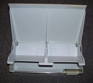 Vintage Computer Rexel Flip Box 3.5" Floppy Disks Storage box holds 20 x Disks - Afbeelding 1 van 3