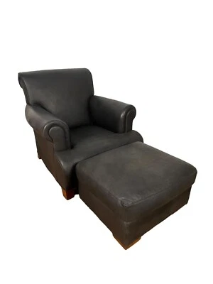 Sillón y otomana Ralph Lauren de cuero con brazos enrollados Foto 1 de 4