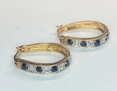 Sofisticados aretes tipo argolla de plata de ley 925 con zafiros y diamantes en tono oro Foto 1 de 4