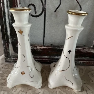 "Par de candelabros vintage de porcelana blanca pintados a mano con adornos dorados de 8"" de alto" - Imagen 1 de 6