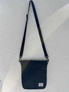 HERSCHEL Umhängetasche Tablet Tasche schwarz - Bild 1 von 4