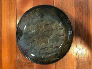 Yukio Onaga Kunstkeramik Delphin Muster Servierplatte, signiert, 15 1/4" Durchmesser  - Bild 1 von 3