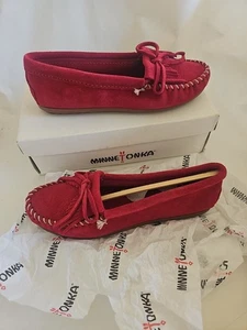 Minnetonka Mokassins Schuhe Damen 7,5 Kilty harte Sohle kirschrot 406 NEU - Bild 1 von 12