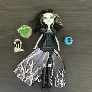 Muñeca Monster High Ghouls Rule Frankie Stein Mattel 2012 como se muestra sin soporte - Imagen 1 de 4