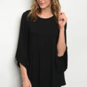 Blusa negra minimalista con volantes mangas borde crudo cuello redondo mediana WATERMELON - Imagen 1 de 7