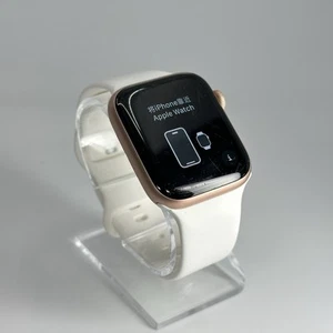 Apple Watch Series 4 44mm GPS mit weißem Apple Sportarmband gebraucht funktioniert - Bild 1 von 4