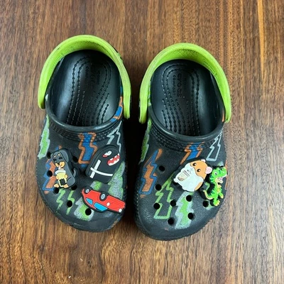 Zuecos Crocs Unisex-Niños Zapatos Agua-Talla C7 Multicolor Sobre Negro Pernos de Iluminación Foto 1 de 4
