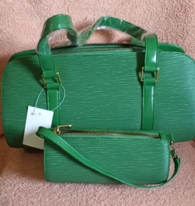 NUEVO CON ETIQUETAS Cartera Verde en Forma de Barril con Bolsa Pequeña en Forma de Barril incluida - Imagen 1 de 6