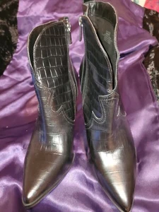 JESSICA SIMPSON BLACK JSHILRIE WEDGE/BOOT CROCODILE PATTERN SIDE ZIP SIZE 9M/40 - Picture 1 of 8