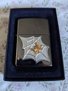 Emblema de tela araña encendedor Zippo 2005 - Imagen 1 de 2