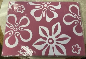 Juego de 4 manteles de plástico vintage rosa con flores blancas nuevos con etiquetas - Imagen 1 de 4