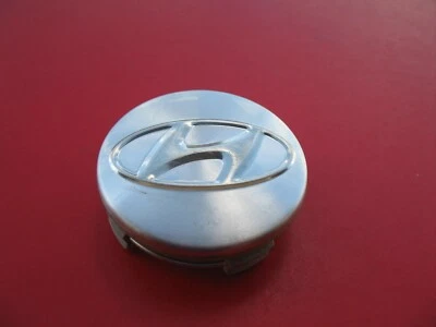 HYUNDAI AZERA SANTA FE (1) WHEEL RIM HUB CAP HUBCAP CENTER COVER PLUG USED #9258 - Image 1 of 2