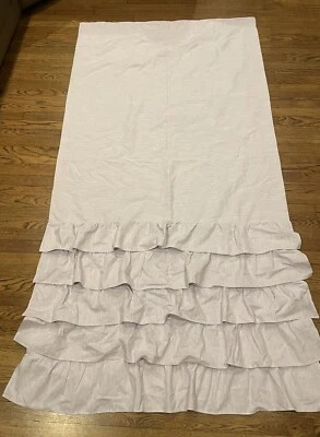 "Cortina Pottery Barn Kids 84"" con volantes púrpura" Foto 1 de 4