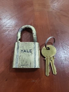 Lucchetto vintage Yale in ottone con 2 chiavi - Foto 1 di 7