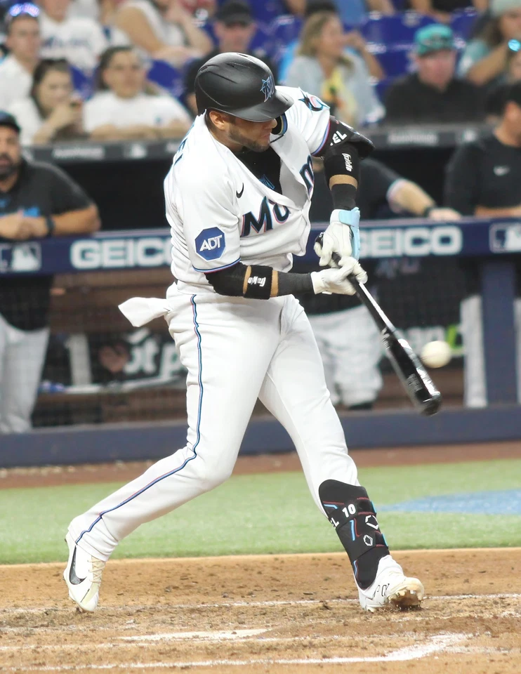 Yuli Gurriel Glossy Photo - San Diego Padres - Perfect for Autographs - Image 1 of 1