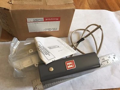 Honeywell L7093C1002 4,L7093C 1002 Remote Temp Pulse Transmitter TRANSDUCER ,AK - Image 1 of 4