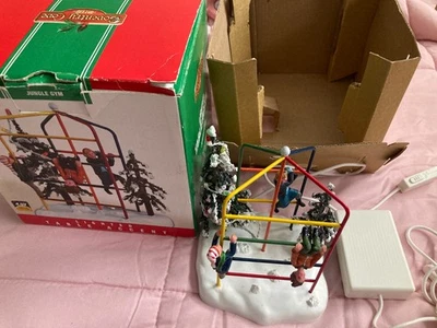 Lemax Coventry Cove Parque Infantil Jungle Gimnasio Pueblo Accesorio con Árbol Parpadeante Foto 1 de 4