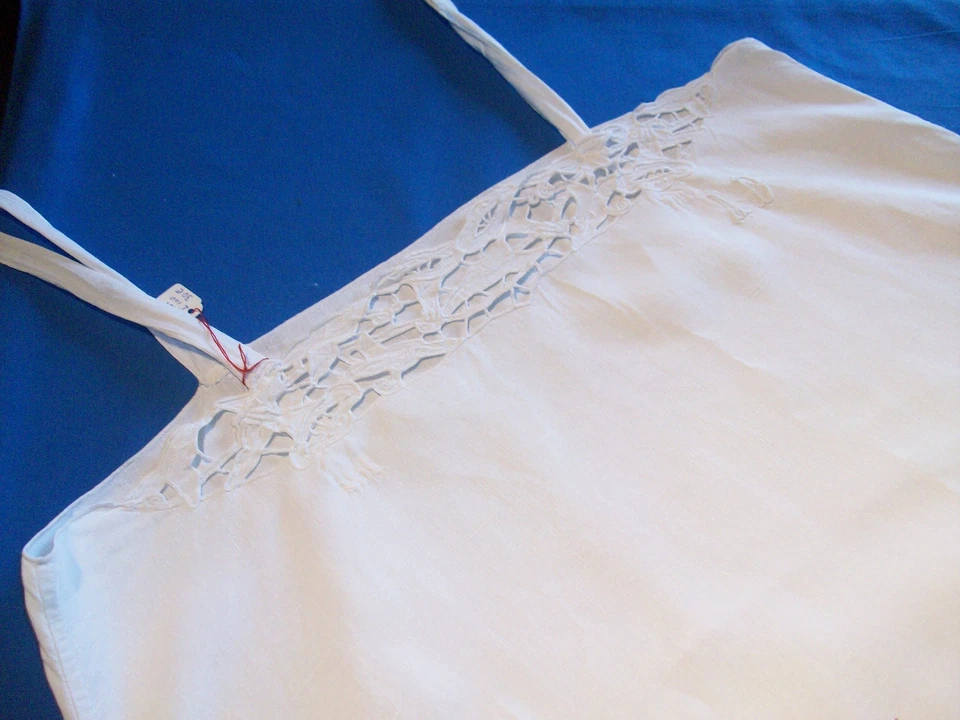 Chemise à bretelles ancienne, coton et lin blanc, brodé main, monogramme AD ... - Photo 1/1