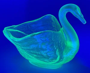 Fenton Verde Vaselina Iridiscente Vidrio Abierto VERDE Cisne Estatuilla Plato Baratija 5" - Imagen 1 de 10