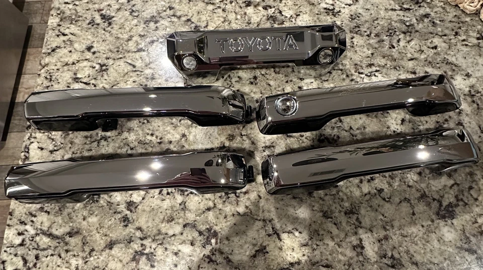 Juego de manijas de puerta cromadas Toyota Tundra 2022-2025 3ª generación OEM + cubierta de manija de puerta trasera Foto 1 de 2