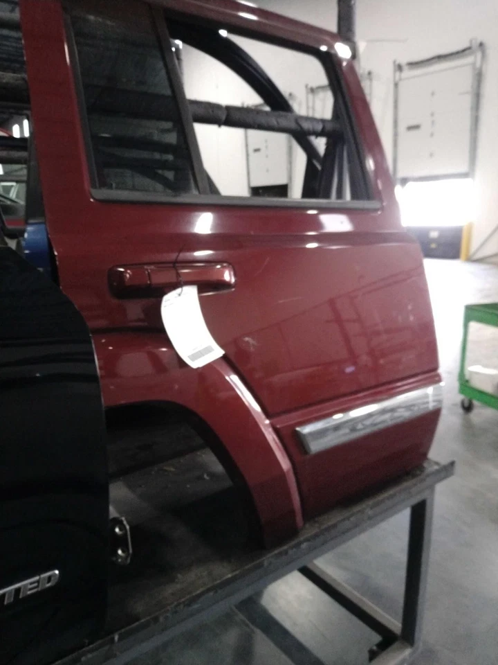 Used Rear Right Door Assembly Rear Side fits: 2007 Jeep Commander Rear Right Gra - Image 1 of 4