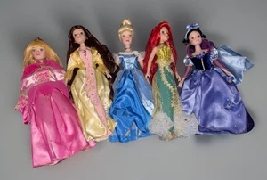 Lote de muñecas de porcelana Disney llave latón Cenicienta Belle Ariel Aurora Blancanieves - Imagen 1 de 7