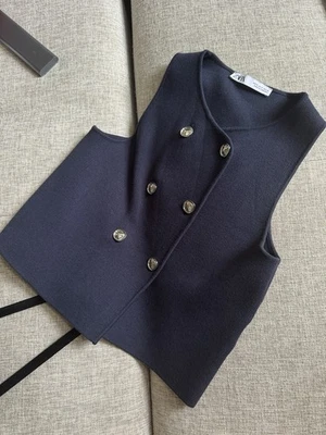 Chaleco Zara azul marino con botones plateados. Talla pequeña. Usado una vez. Foto 1 de 4