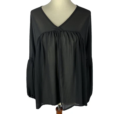 Blusa camisa negra Altar'd State para mujer talla mediana manga L cuello en V Foto 1 de 4