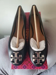Tory Burch Claire Ballet Flats in Black Pebbled Leather Silver Logo, Sz 6 NIB! - Picture 1 of 4
